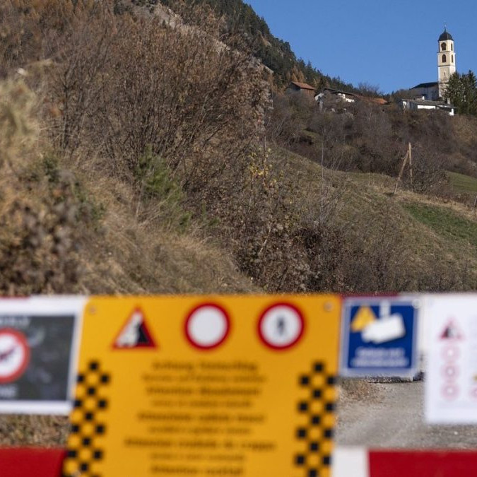 Ďalšej alpskej obci vo Švajčiarsku hrozí zosuv skál a ľadu. Experti pozorne sledujú kopec nad dedinou