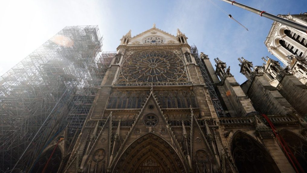 Parížska katedrála Notre-Dame je už pol roka opäť otvorená pre verejnosť. Stále však na nej vidieť lešenie