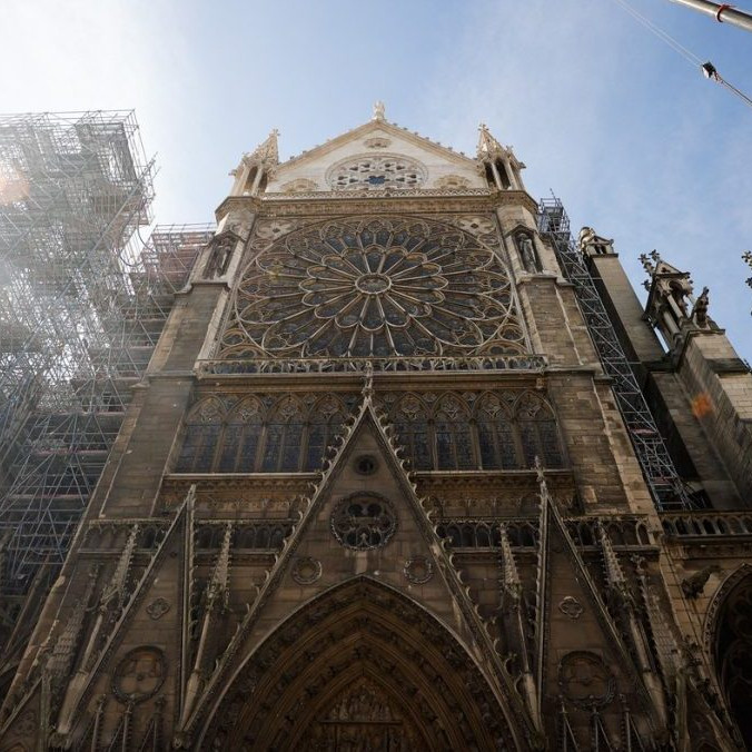 Parížska katedrála Notre-Dame je už pol roka opäť otvorená pre verejnosť. Stále však na nej vidieť lešenie
