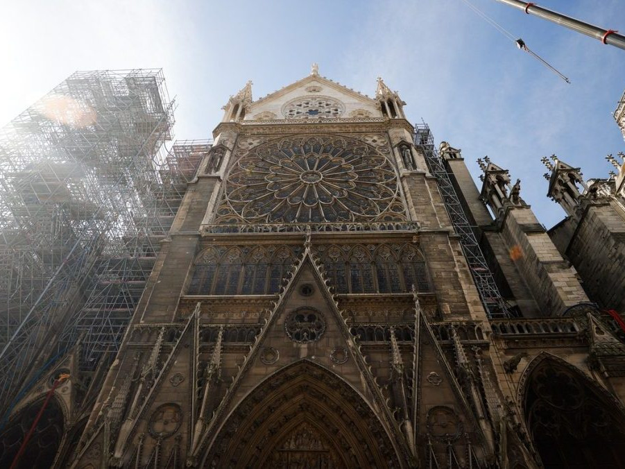 Parížska katedrála Notre-Dame je už pol roka opäť otvorená pre verejnosť. Stále však na nej vidieť lešenie