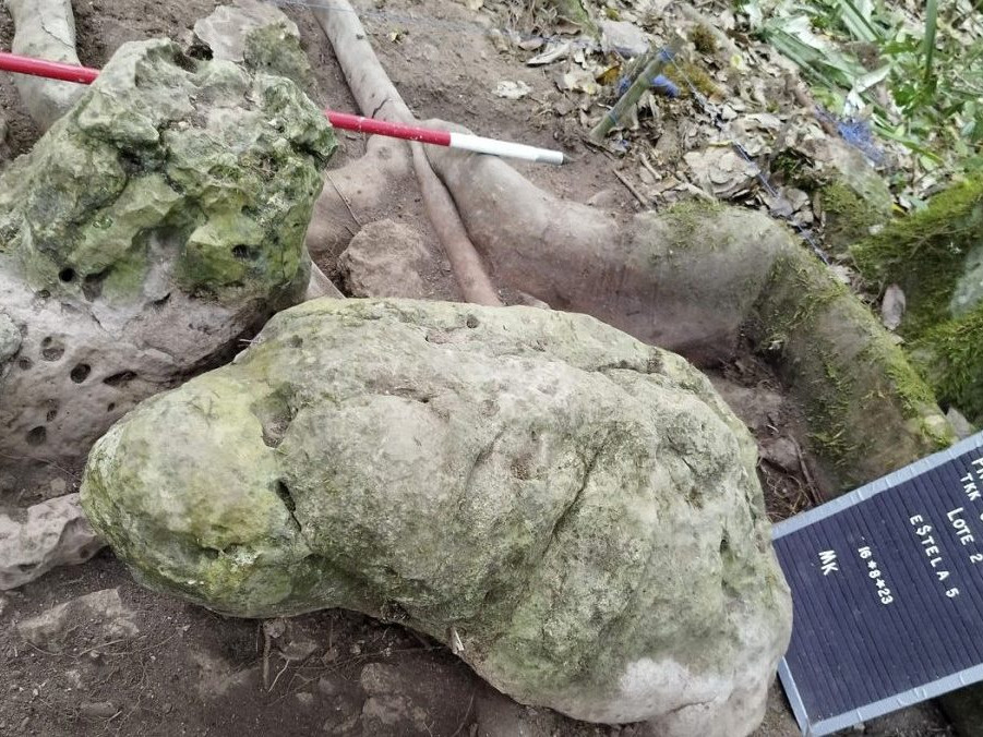 Na snímke dve antropomorfné sochy ľudskej podoby alebo vzhľadu, ktoré „predstavujú rodový pár“.