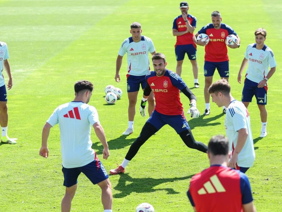 Španielski futbalisti U21 počas tréningu.