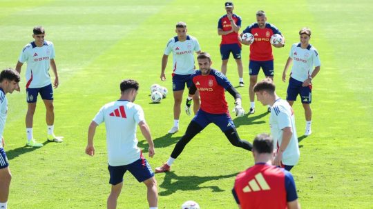 Španielski futbalisti U21 počas tréningu.