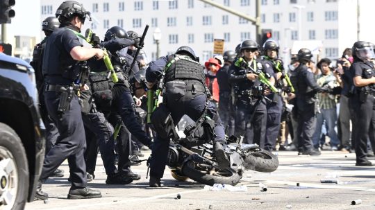 polícia a demonštranti v Los Angeles
