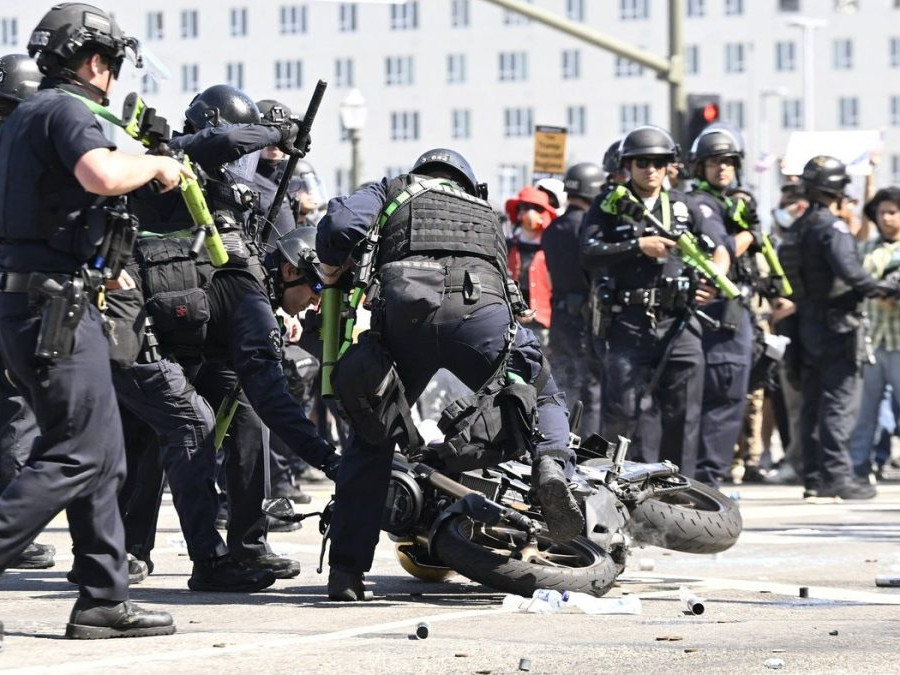 polícia a demonštranti v Los Angeles