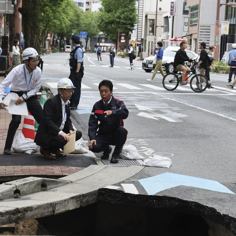 V Japonsku za jediný deň opravili štyri metre dlhú dieru v ceste. Prácu dokončili pred rannou špičkou
