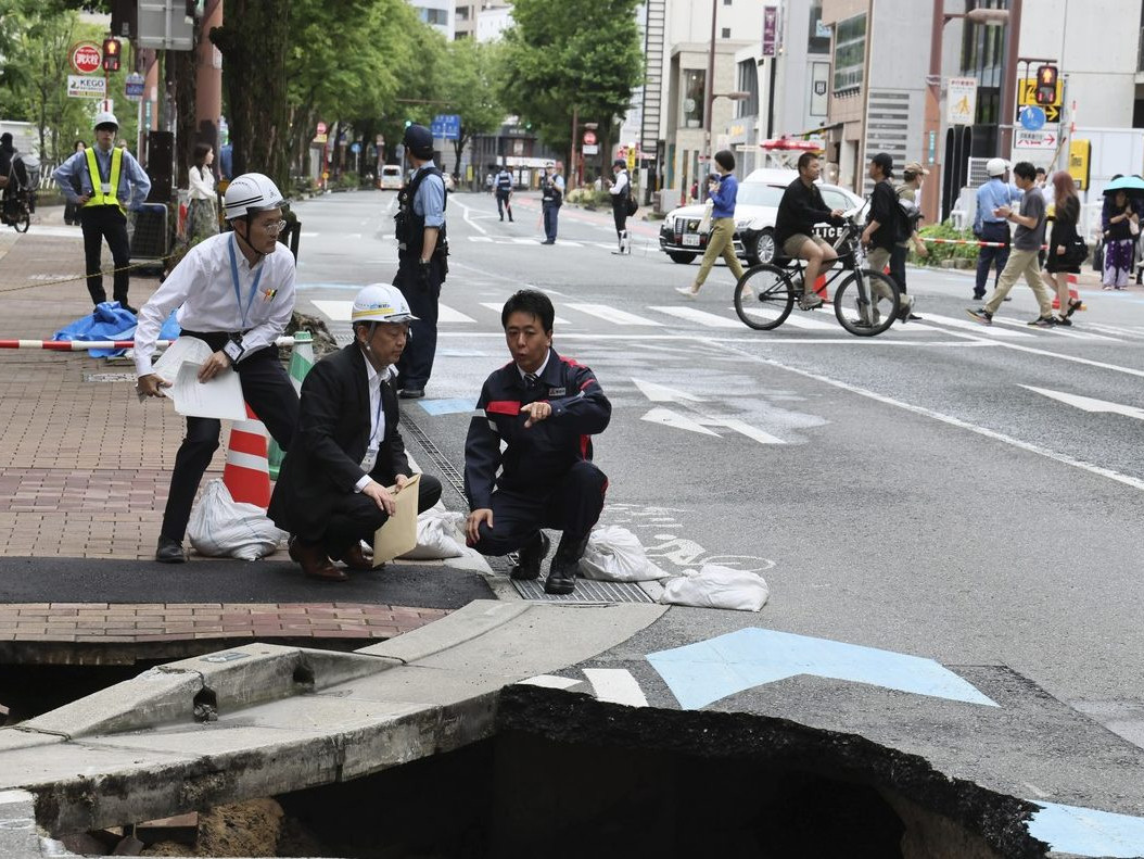 V Japonsku za jediný deň opravili štyri metre dlhú dieru v ceste. Prácu dokončili pred rannou špičkou