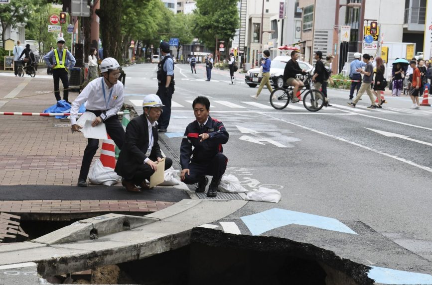 V Japonsku za jediný deň opravili štyri metre dlhú dieru v ceste. Prácu dokončili pred rannou špičkou