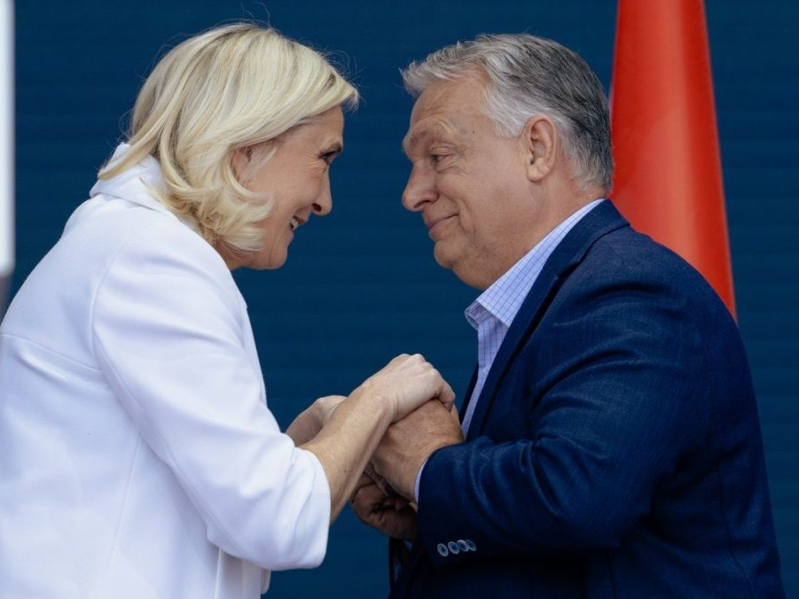 Marine Le Penová s Viktorom Orbánom na stretnutí frakcie Patrioti pre Európu.