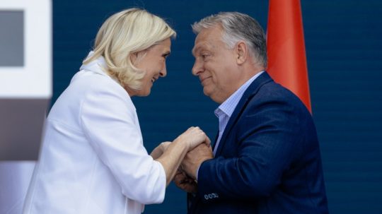 Marine Le Penová s Viktorom Orbánom na stretnutí frakcie Patrioti pre Európu.