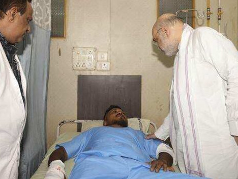 Na snímke jediný preživší leteckého nešťastia v Indii leží na nemocničnom lôžku.