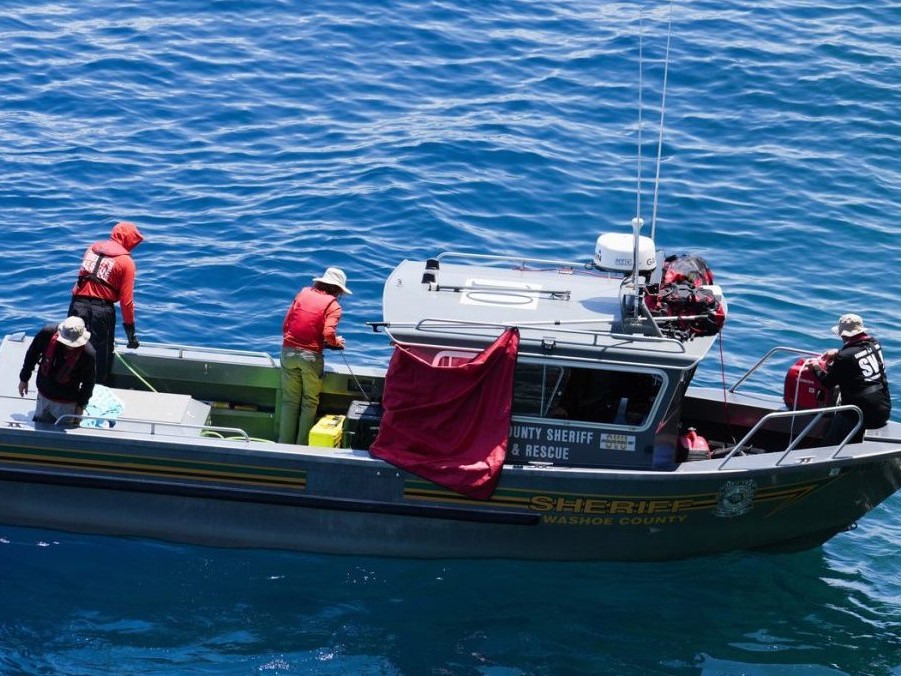 Na snímke záchranná akcia na jazere Tahoe.