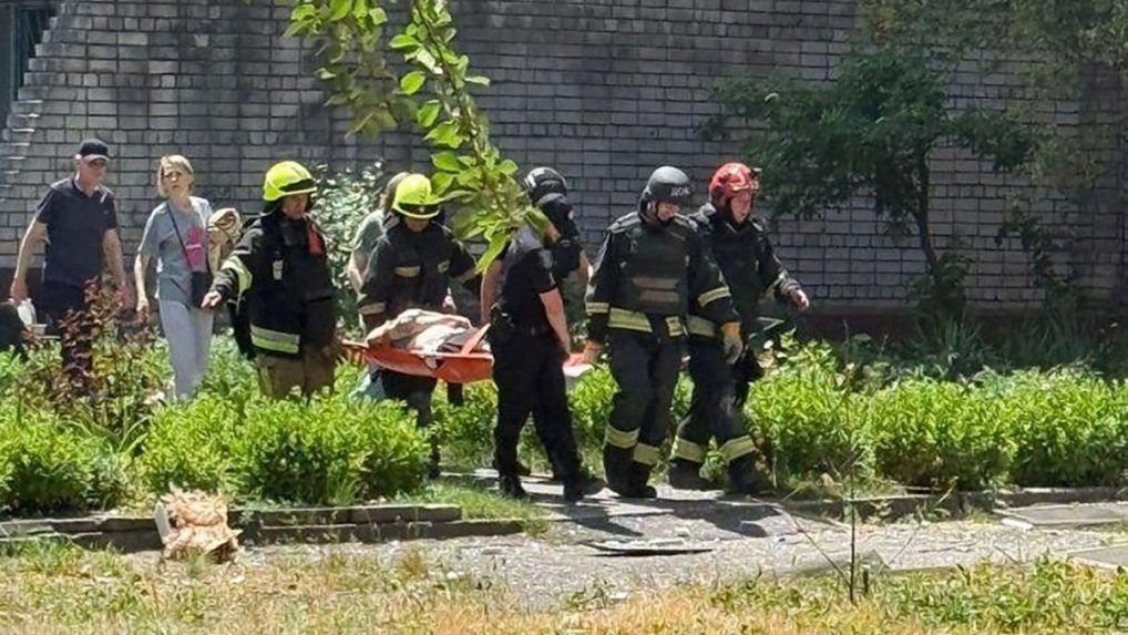Pri ruskom útoku na juhovýchode Ukrajiny prišlo o život najmenej deväť ľudí. Rakety poškodili osobný vlak, školy aj nemocnicu