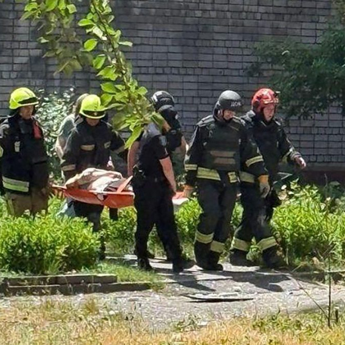 Pri ruskom útoku na juhovýchode Ukrajiny prišlo o život najmenej deväť ľudí. Rakety poškodili osobný vlak, školy aj nemocnicu