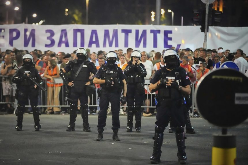 Na snÃƒÂ­mke polÃƒÂ­cia na proteste.