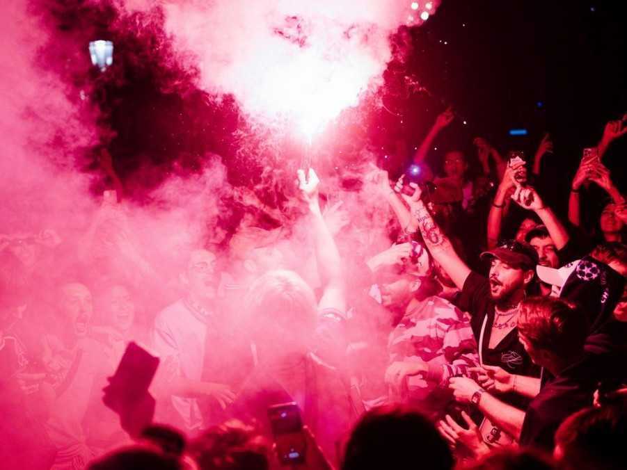 Na ilustračnej snímke ľudia oslavujúci víťazstvo PSG so svetlicou.