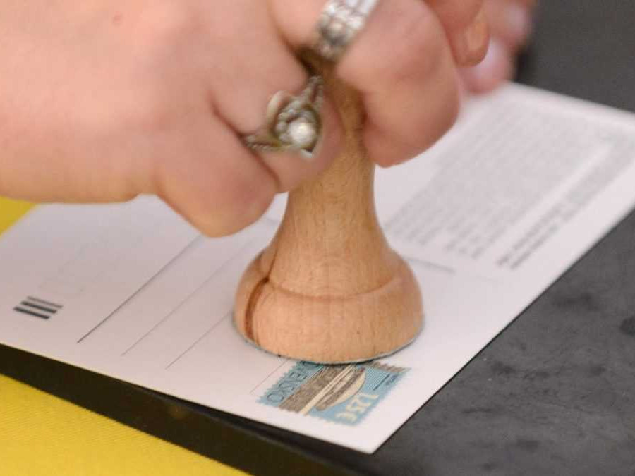 Osoba dáva pečiatku na list.