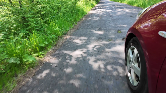 Auto jazdí po poškodenej vozovke v západných Tatrách.