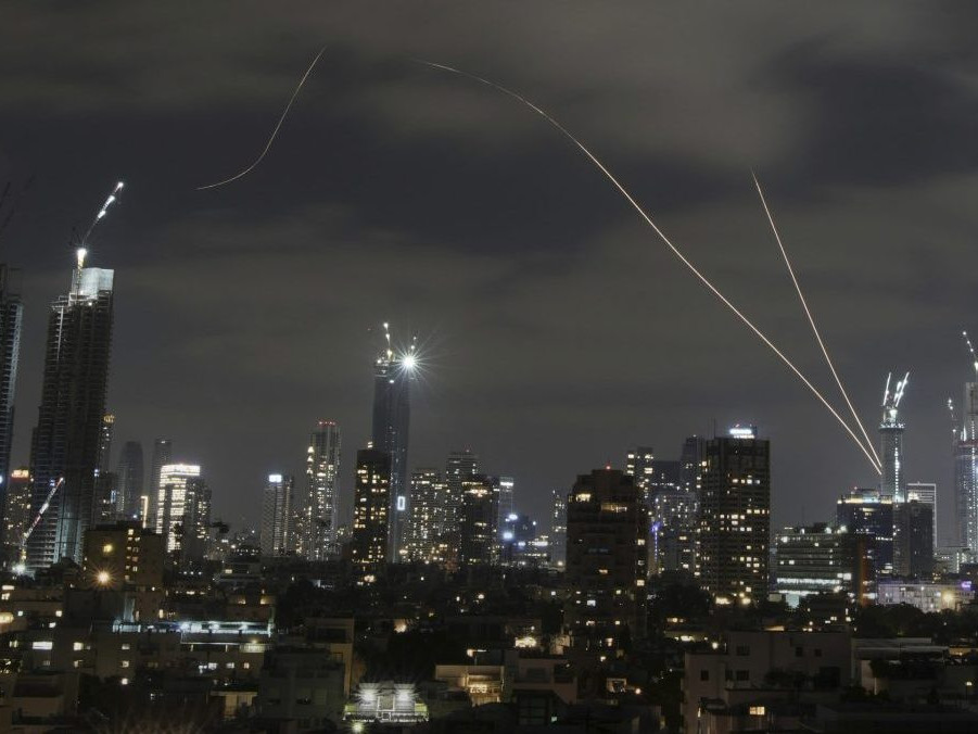 Izraelský systém protivzdušnej obrany Iron Dome odpaľuje rakety nad Tel Avivom.