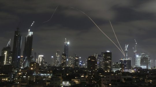 Izraelský systém protivzdušnej obrany Iron Dome odpaľuje rakety nad Tel Avivom.