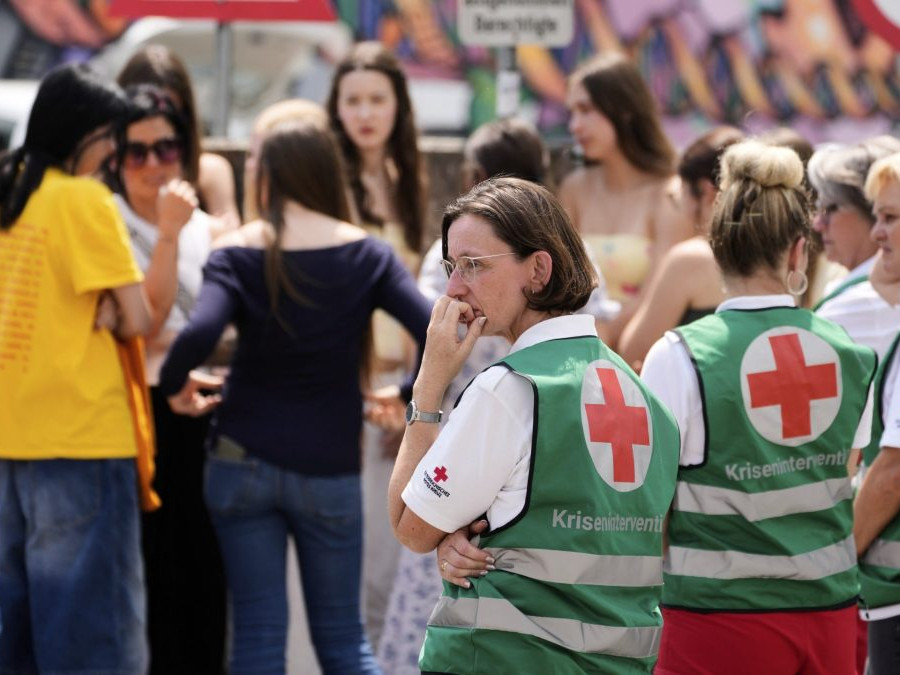 Zdravotníci stoja pred školou v Grazi, kde bývalý študent deň predtým spustil streľbu.
