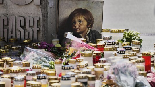 Sviečky, kvety a obrázok na pietnom mieste pre obete streľby v rakúskom Grazi.