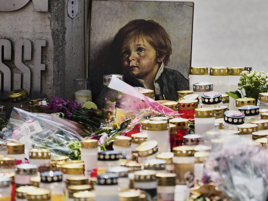 Sviečky, kvety a obrázok na pietnom mieste pre obete streľby v rakúskom Grazi.