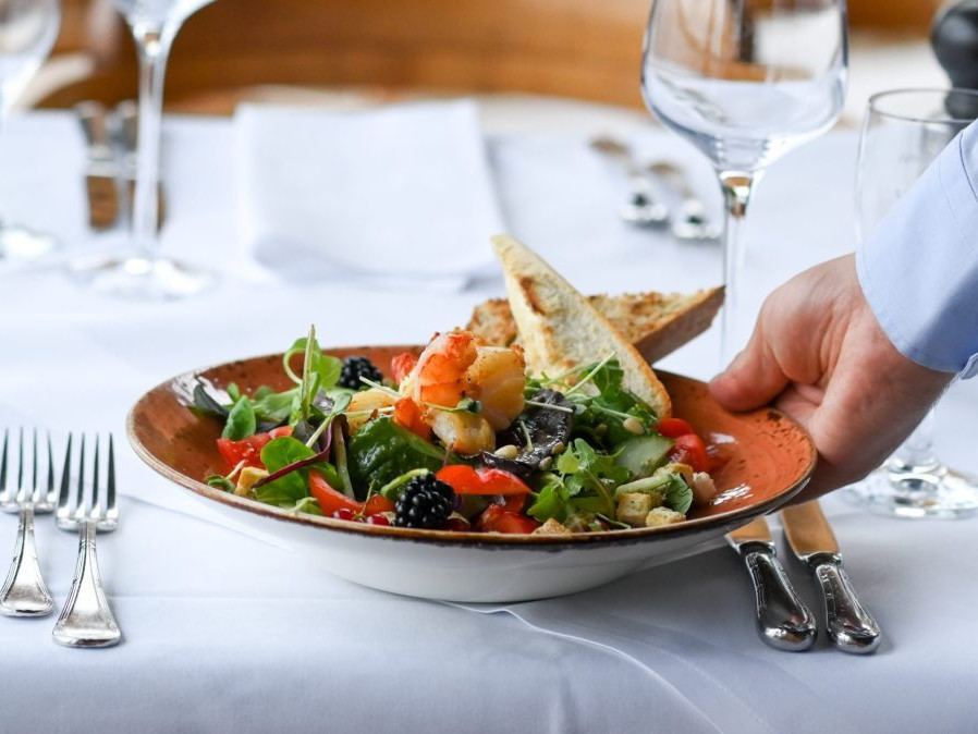 Najlepšia reštaurácia je v Devíne: Prestížny sprievodca rozdal čiapky slovenským gastro podnikom