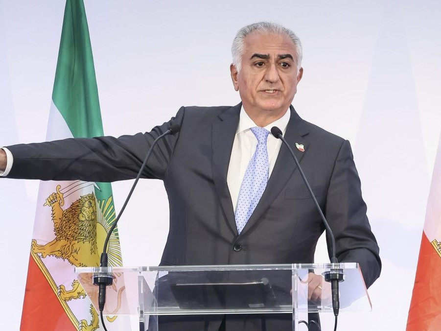 Syn posledného iránskeho šacha Rezá Pahlaví.