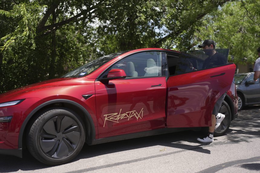 Osoba nastupujÃƒÂºca do vozidla Robotaxi spoloÃ„Ânosti Tesla.