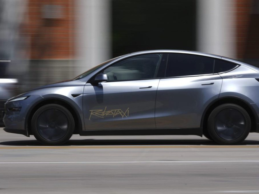 Robotaxi v uliciach Austinu.