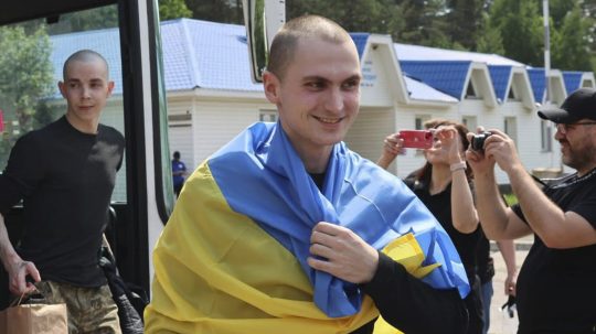 Na snímke poskytnutej tlačovou kanceláriou ukrajinského prezidenta ukrajinskí vojaci po návrate zo zajatia počas výmeny medzi Ruskom a Ukrajinou v Černyševskej oblasti na Ukrajine v pondelok 9. júna 2025.
