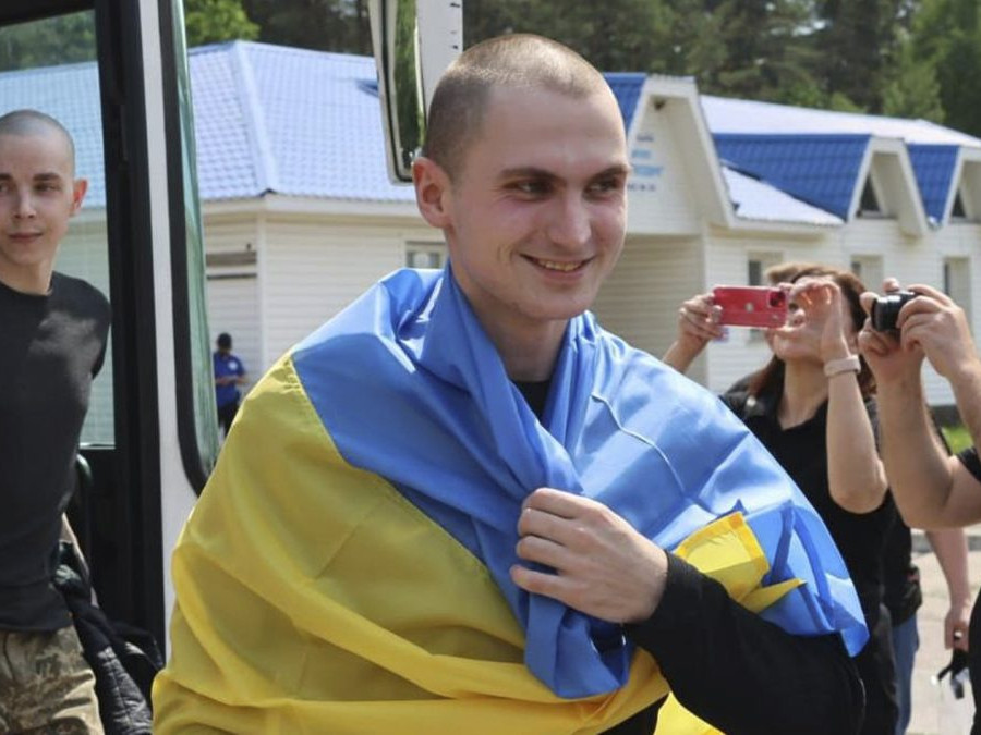 Na snímke poskytnutej tlačovou kanceláriou ukrajinského prezidenta ukrajinskí vojaci po návrate zo zajatia počas výmeny medzi Ruskom a Ukrajinou v Černyševskej oblasti na Ukrajine v pondelok 9. júna 2025.