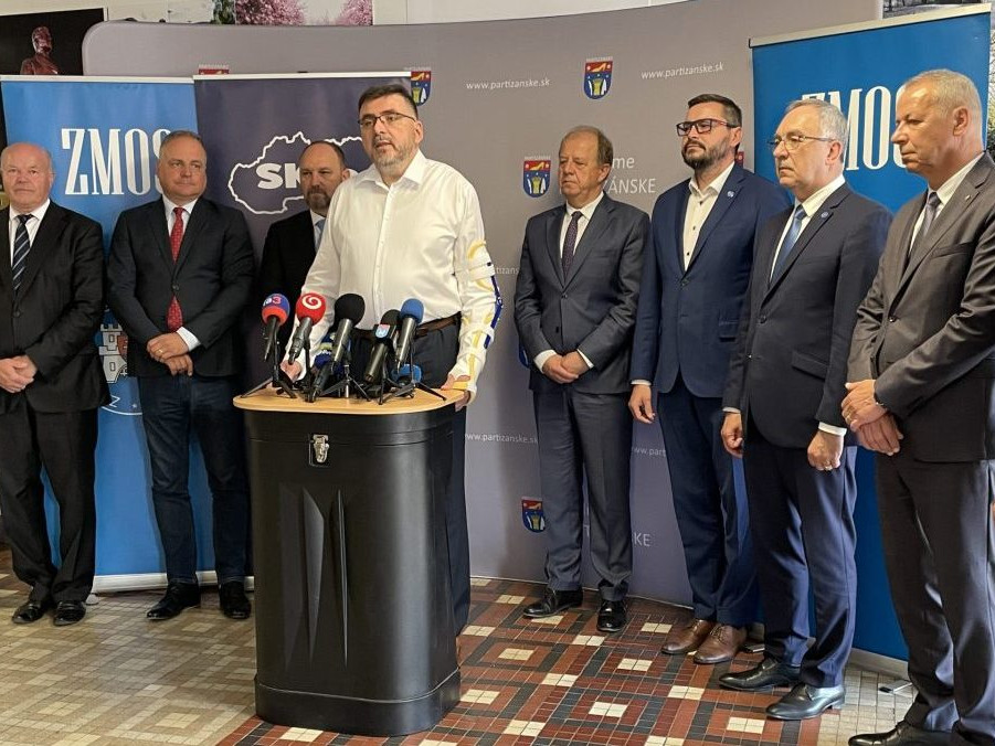 Na snímke predstavitelia samospráv počas tlačovej konferencie.