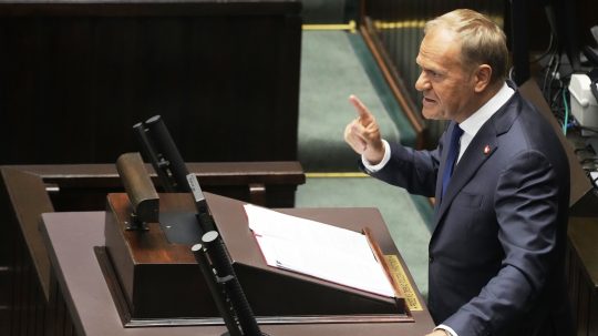 Poľský premiér Donald Tusk sa prihovoril parlamentu, následne čelil hlasovaniu o dôvere.