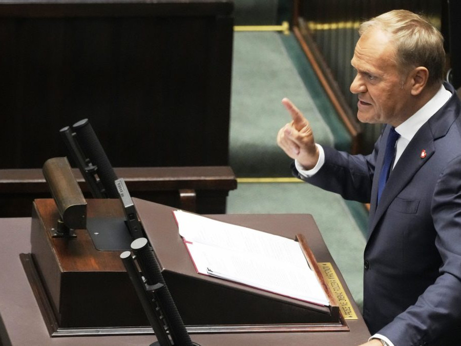 Poľský premiér Donald Tusk sa prihovoril parlamentu, následne čelil hlasovaniu o dôvere.