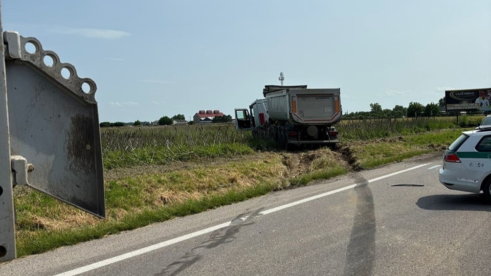 Nehoda nÃƒÂ¡kladnÃƒÂ©ho vozidla a osobnÃƒÂ©ho auta.