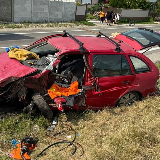 Vodič nemal šancu: Po čelnej zrážke s nákladiakom zahynul pri Seredi muž (†62)