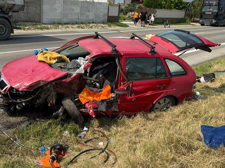 Nehoda nákladného vozidla a osobného auta.