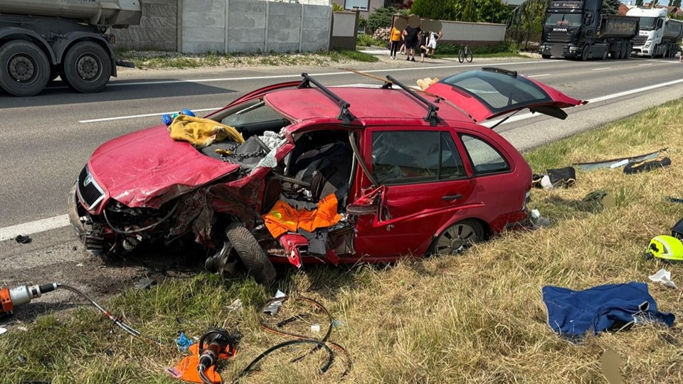 Vodič nemal šancu: Po čelnej zrážke s nákladiakom zahynul pri Seredi muž (†62)