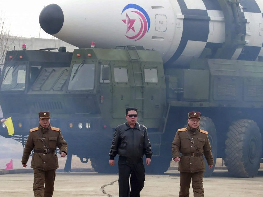 Archívna snímka - Severokórejský vodca Kim Čong-un (uprostred) kráča v blízkosti medzikontinentálnej balistickej rakety (ICBM) Hwasong-17.