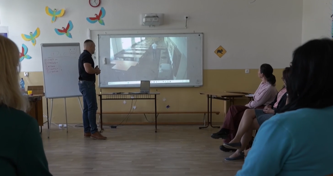 Ako si poradiť s aktívnymi útočníkmi či bombovými hrozbami: V Dolnom Kubíne mali učitelia netradičné školenie
