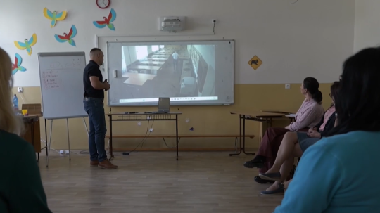 Na snímke inštruktor a učitelia počas školenia v Dolnom Kubíne.