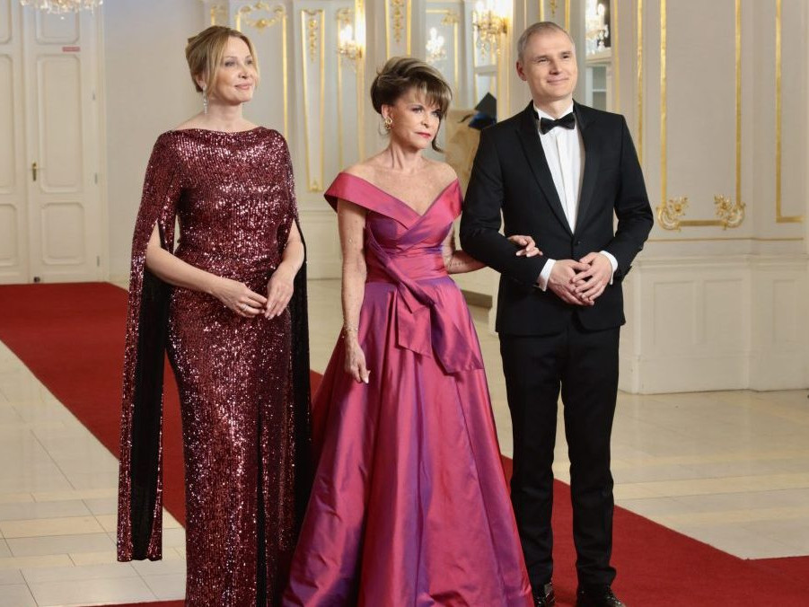 Záber z natáčania upútavky k Slovenke roka 2025, na snímke moderátorská dvojica a zakladateľka Mária Reháková.