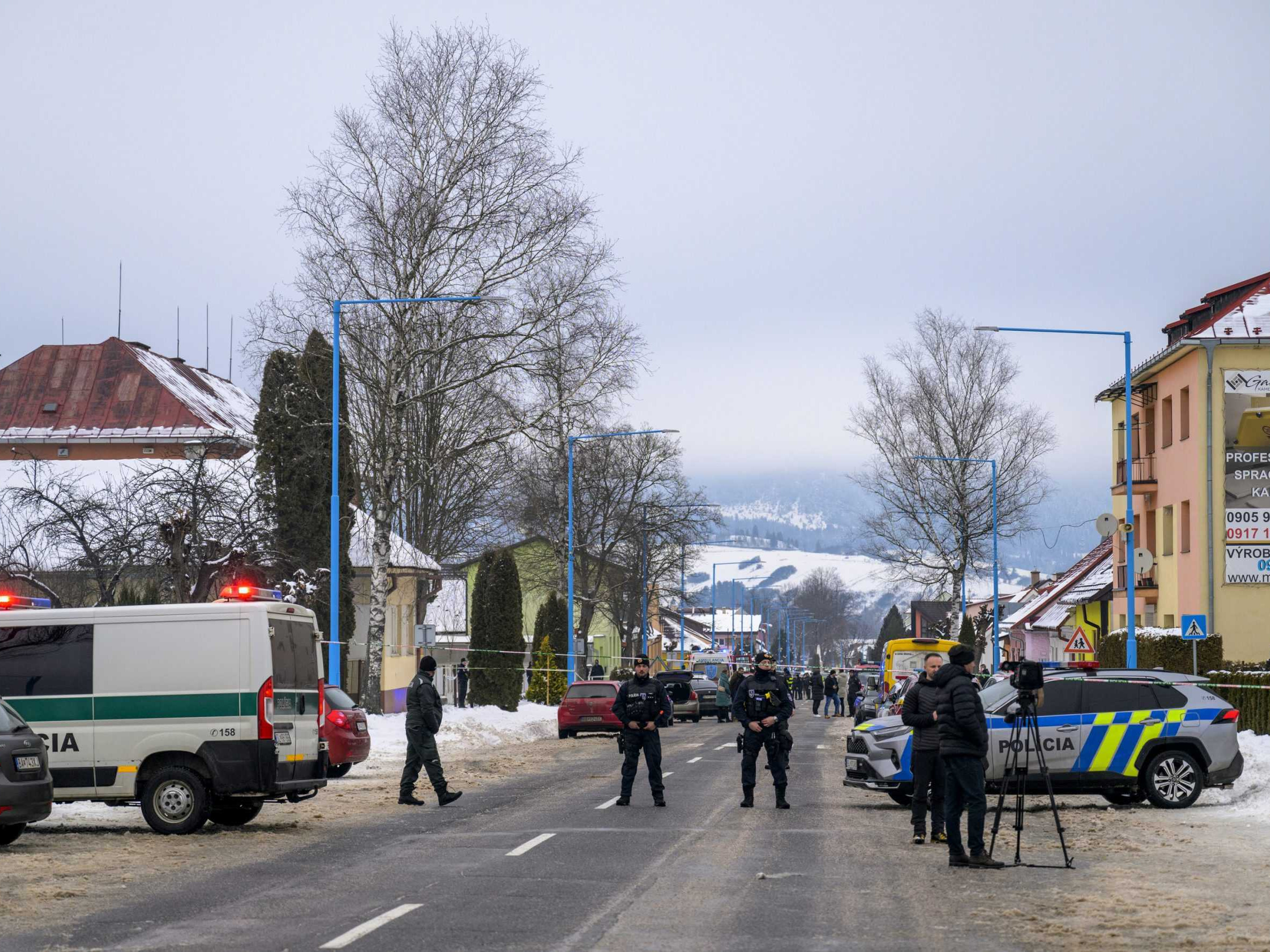 Polícia hliadkuje pri budove gymnázia v Spišskej Starej Vsi.