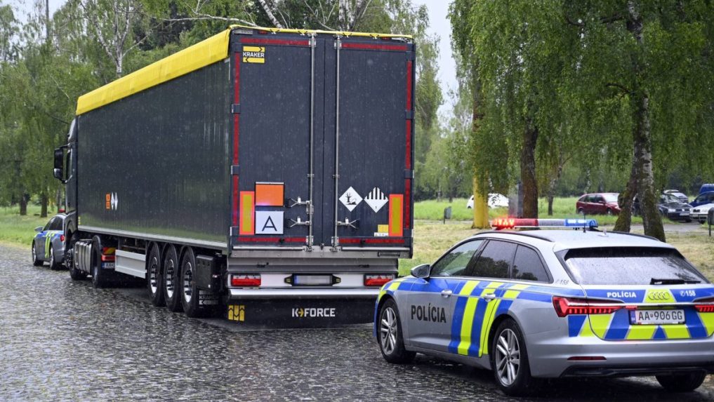 Kamión s naloženými PCB látkami s policajnou eskortou.
