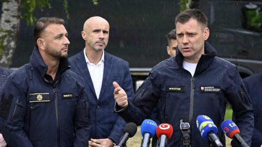 Na snímke zľava minister vnútra Matúš Šutaj Eštok (Hlas-SD) a minister životného prostredia Tomáš Taraba (nominant SNS) pred vstupom do areálu bývalého závodu Chemko Strážske.