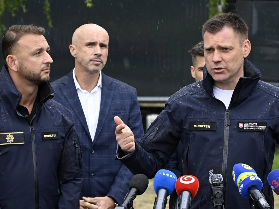 Na snímke zľava minister vnútra Matúš Šutaj Eštok (Hlas-SD) a minister životného prostredia Tomáš Taraba (nominant SNS) pred vstupom do areálu bývalého závodu Chemko Strážske.