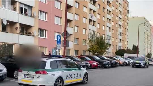 policajné auto na sídlisku