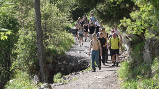 Turisti kráčajú po poškodenom turistickom chodníku v TANAPe.